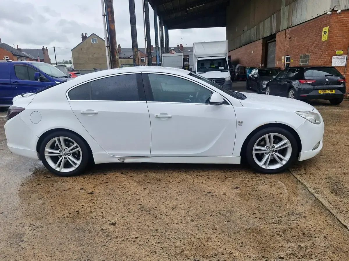 Used Vauxhall Insignia SRi 2011 White Hatchback
