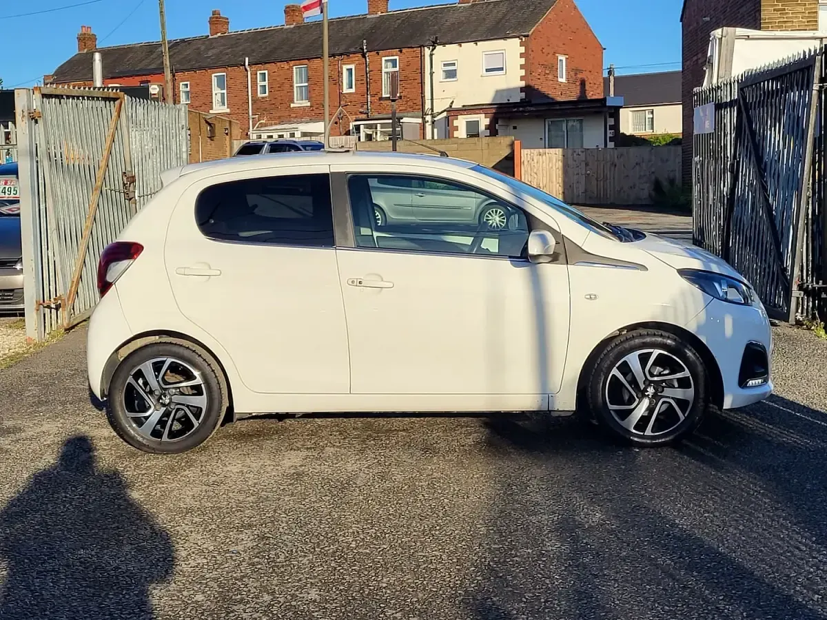 Used Peugeot 108 Allure 82 HP (60 kW) 2017 White Hatchback
