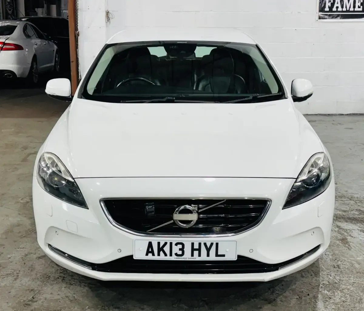Gebraucht Volvo V40 SE Lux 150 PS (110 kW) 2013 Weiß Kleinwagen