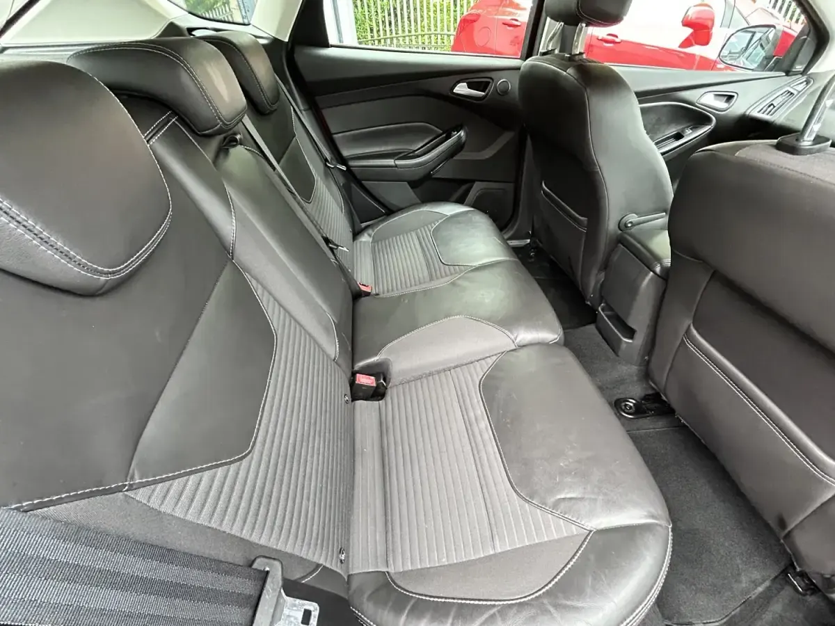 Begagnad Ford Focus Titanium X 2018 Röd Halvkombi
