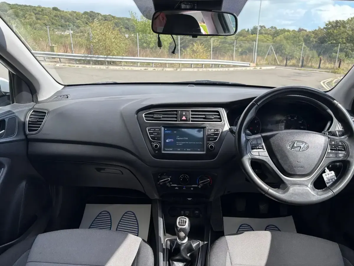 Used Hyundai i20 SE 84 HP (61 kW) 2019 White Hatchback