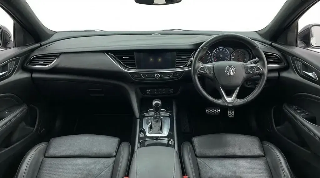 Used Vauxhall Insignia SRi 170 HP (125 kW) 2019 White Hatchback