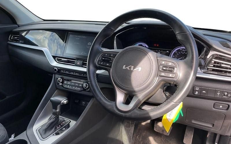 Gebraucht Kia Niro 141 PS (103 kW) 2022 Rot SUV