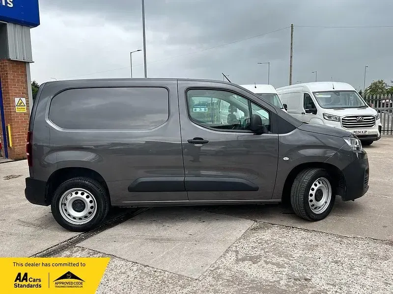 Used Citroën Berlingo 100 HP (73 kW) 2023 Grey MPV