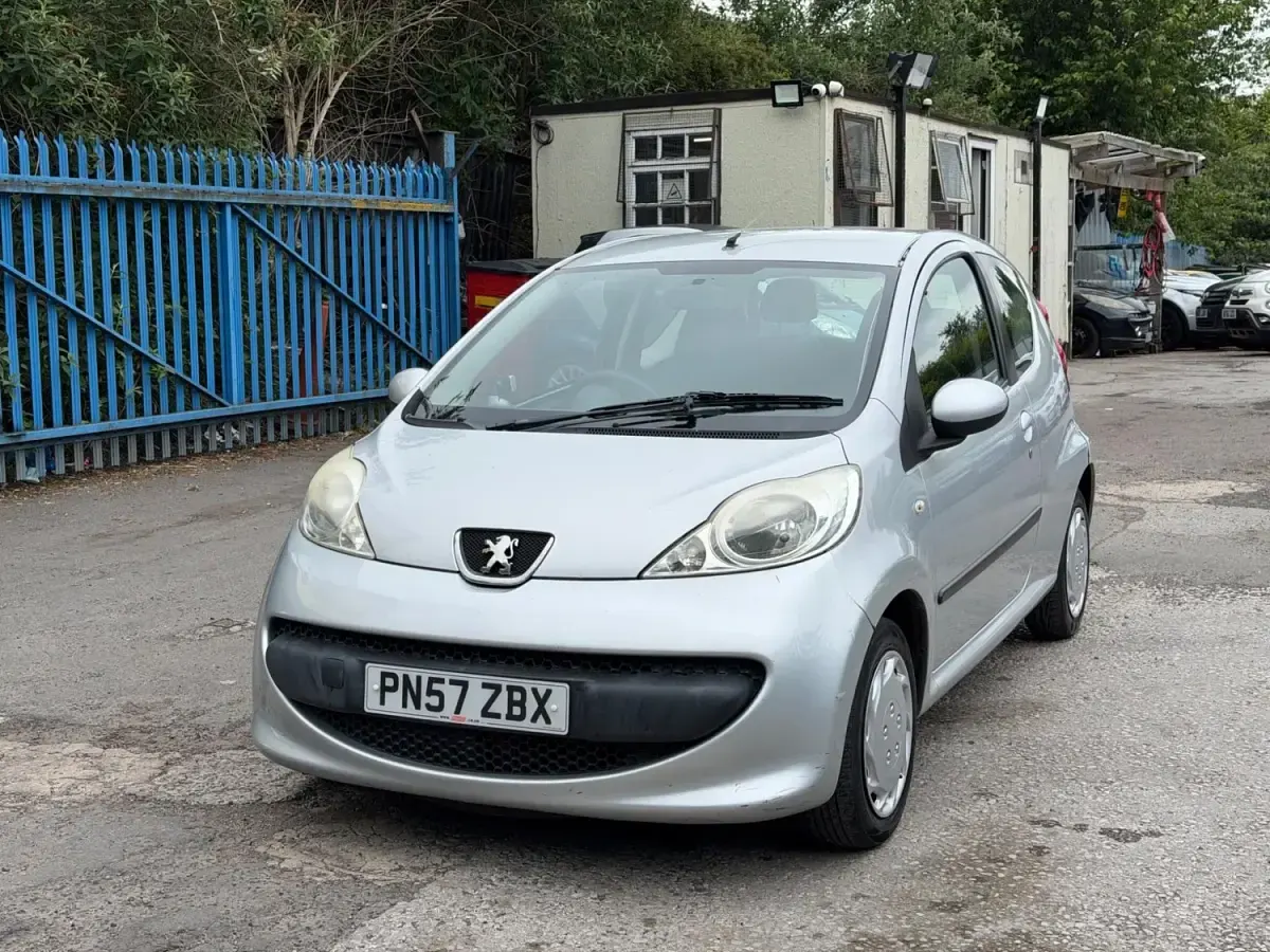 Gebraucht Peugeot 107 68 PS (50 kW) 2007 Silber Kleinwagen