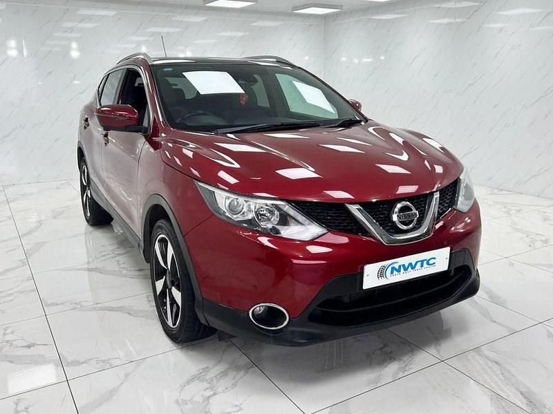 Used Nissan Qashqai N-Vision 115 HP (84 kW) 2017 Red SUV