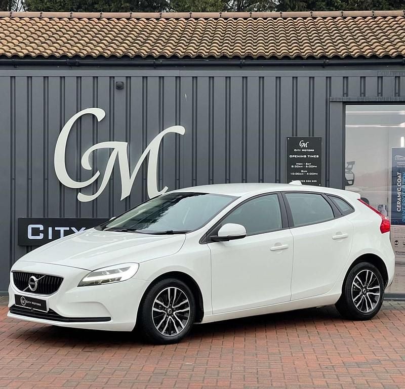 Used Volvo V40 Momentum 122 HP (89 kW) 2018 White Hatchback