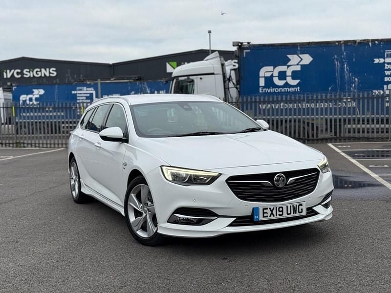 Used Vauxhall Insignia SRi 170 HP (125 kW) 2019 White Hatchback