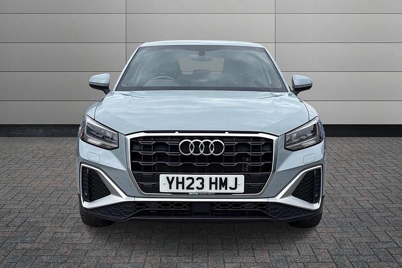 Begagnad Audi Q2 S-Line 2023 Grå SUV