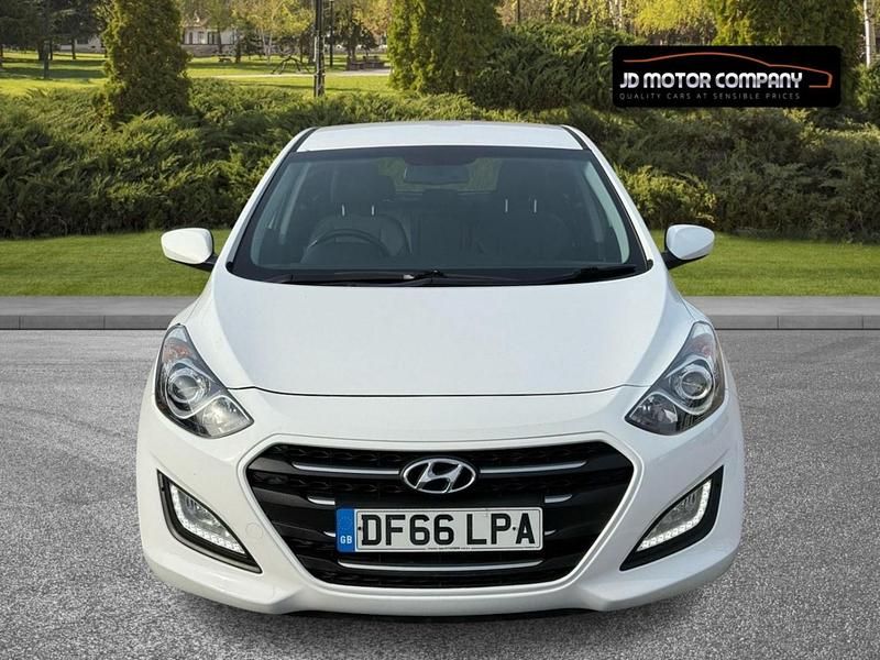 Used Hyundai i30 SE 110 HP (80 kW) 2016 White Hatchback