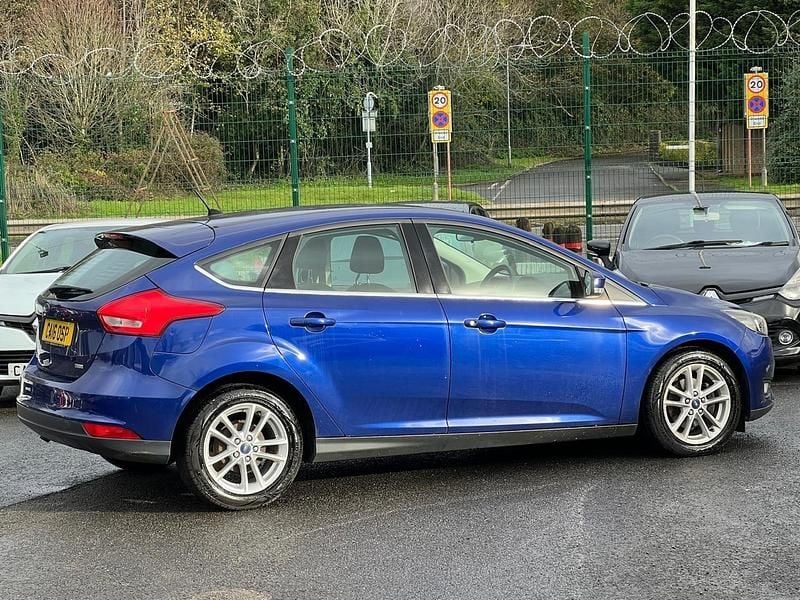 Begagnad Ford Focus Zetec 2016 Blå Halvkombi