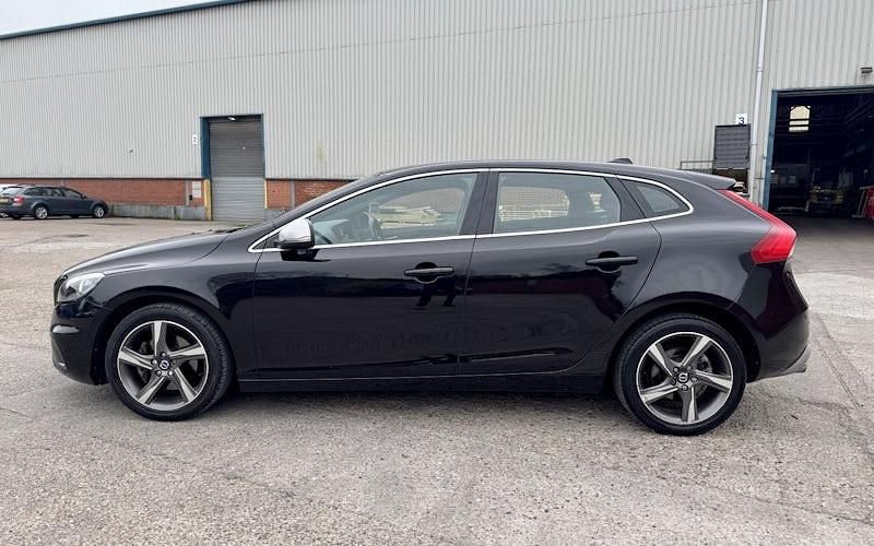 Used Volvo V40 R-Design 120 HP (88 kW) 2019 Hatchback