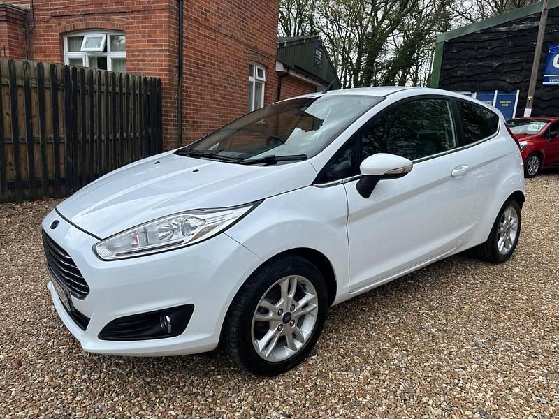 Used Ford Fiesta Zetec 82 HP (60 kW) 2017 White Hatchback