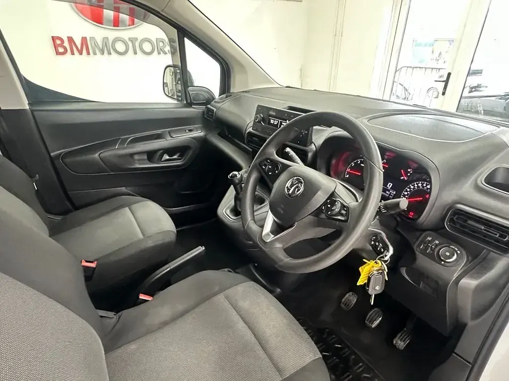 Used Vauxhall Combo 100 HP (73 kW) 2021 White MPV