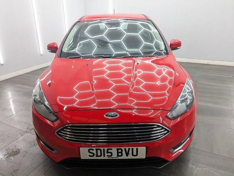 Used Ford Focus Titanium 120 HP (88 kW) 2015 Red Hatchback