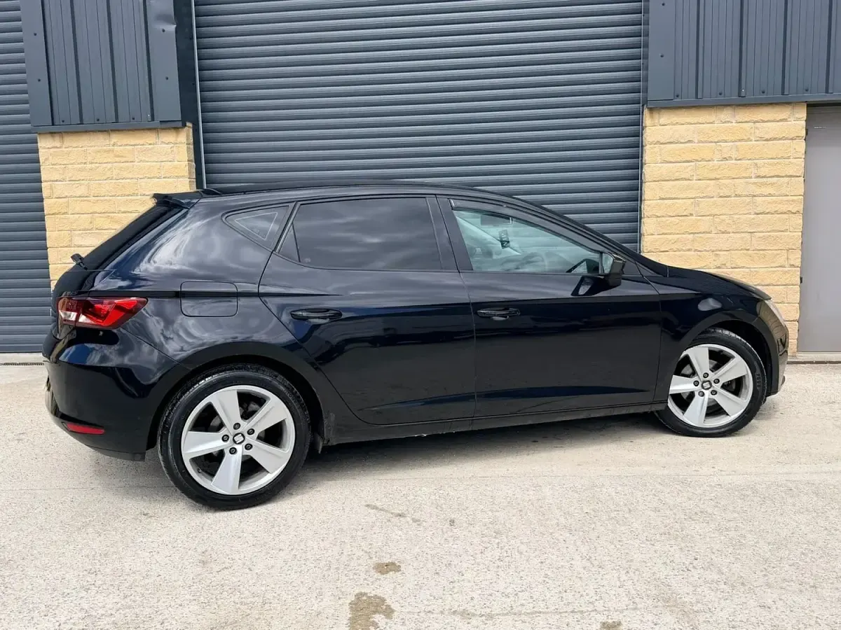 Käytetty Seat Leon SE 105 HP (77 kW) 2014 Musta Viistoperä