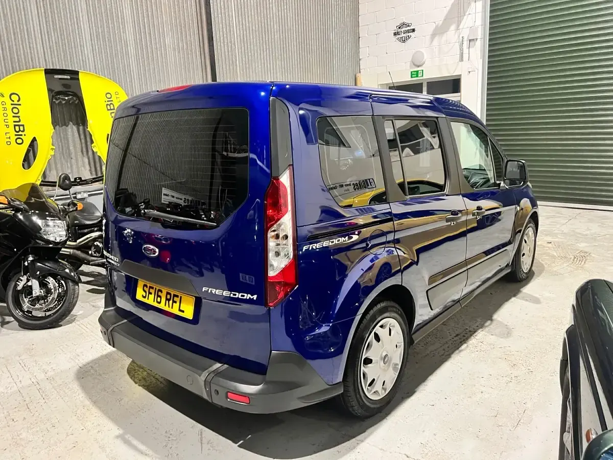 Used Ford Tourneo Connect Zetec 100 HP (73 kW) 2016 Blue MPV