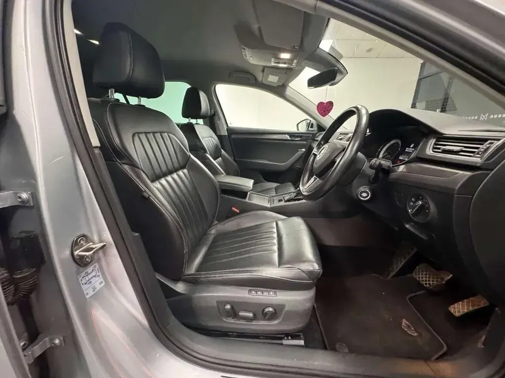 Used Skoda Superb SE L 190 HP (139 kW) 2019 Silver Hatchback
