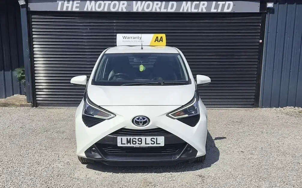 Used Toyota Aygo X-play 72 HP (52 kW) 2019 White Hatchback