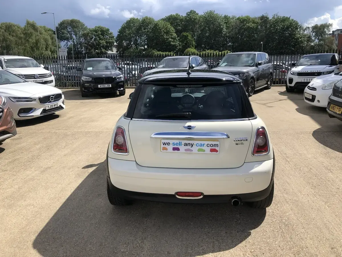 Used Mini Cooper Hatch 2009 White Hatchback