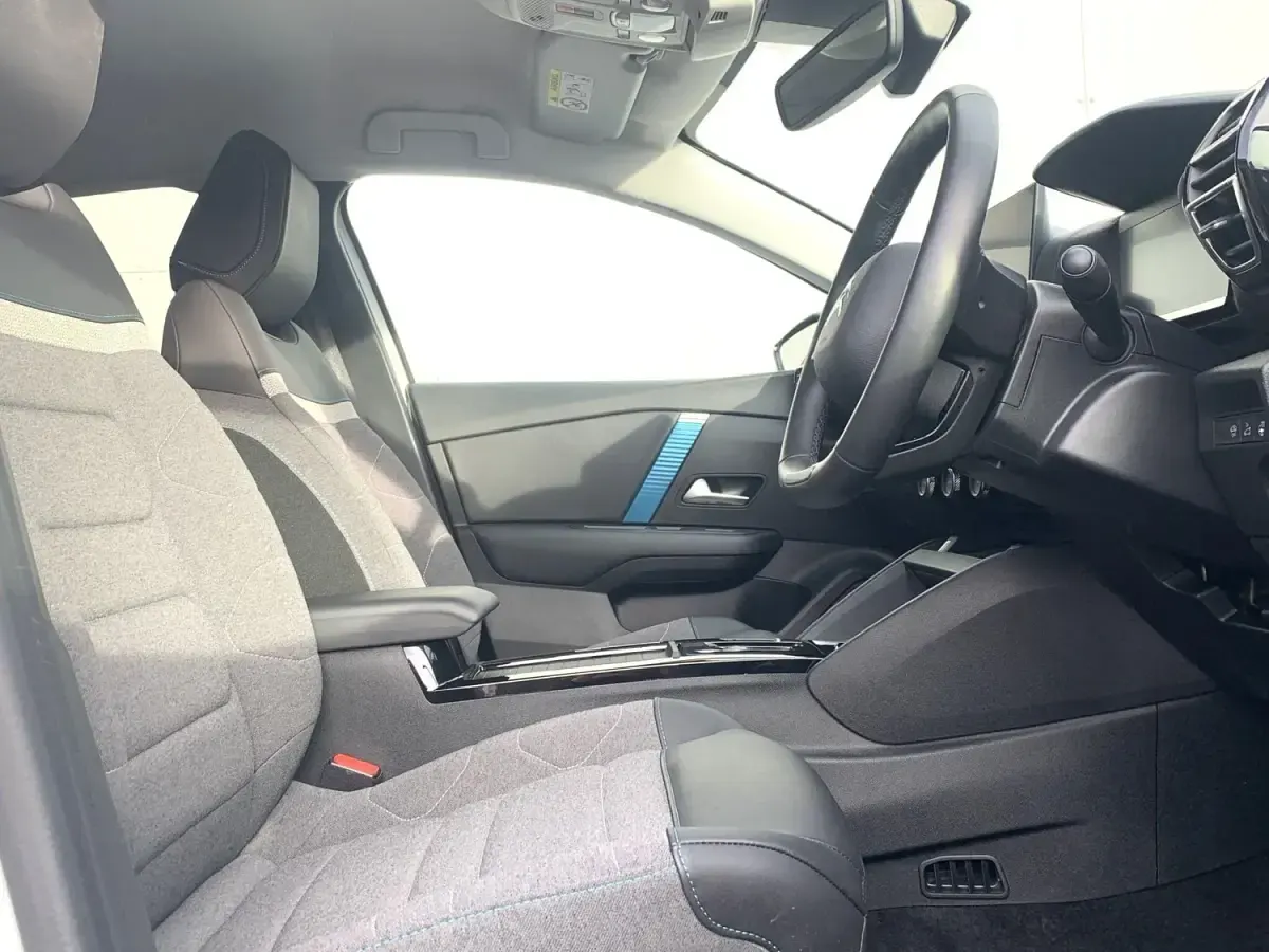 Begagnad Citroën e-C4 Shine 100 kW (136 HK) 2023 Vit Sedan