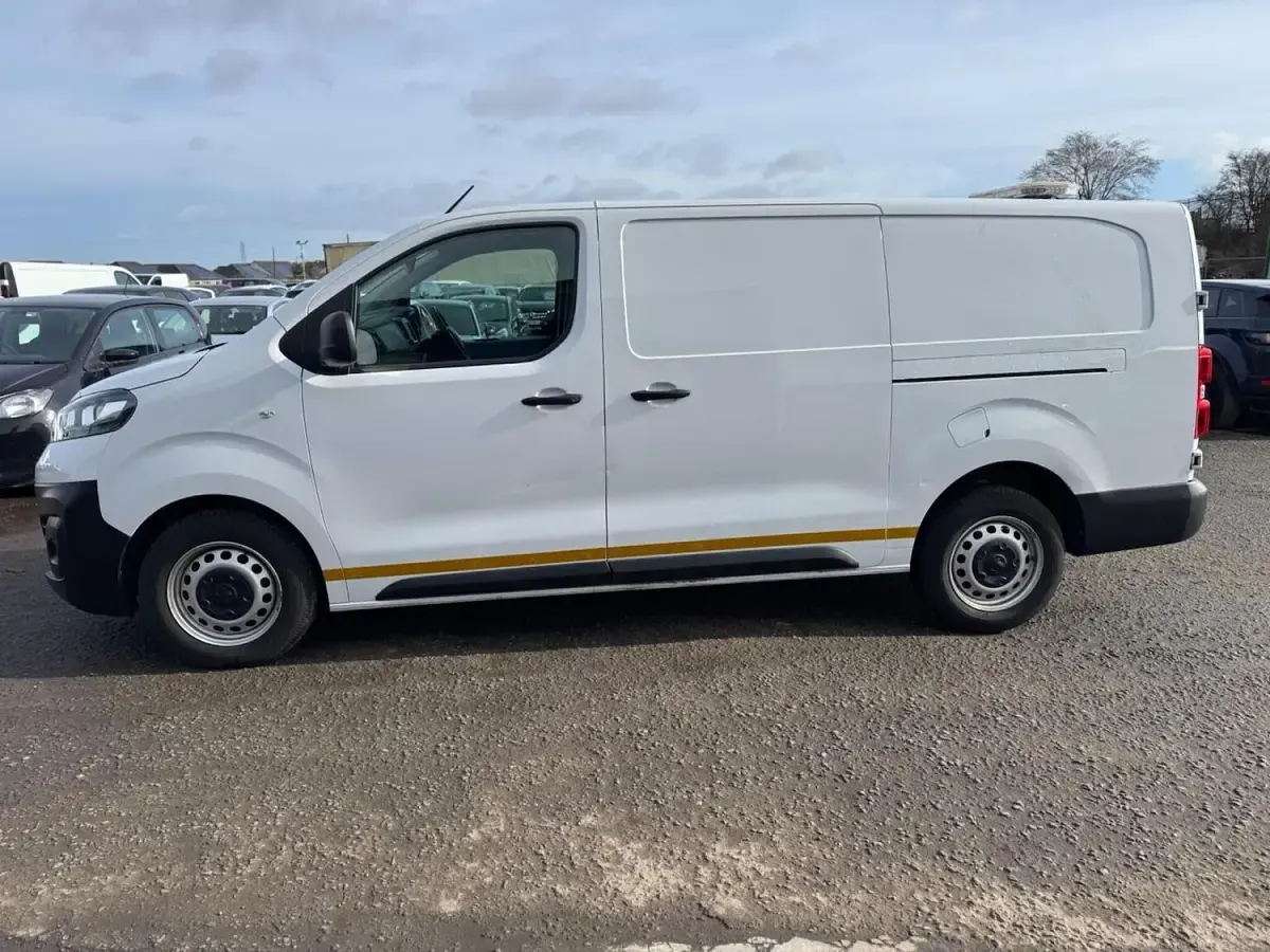Used Vauxhall Vivaro 100 HP (73 kW) 2022 White MPV