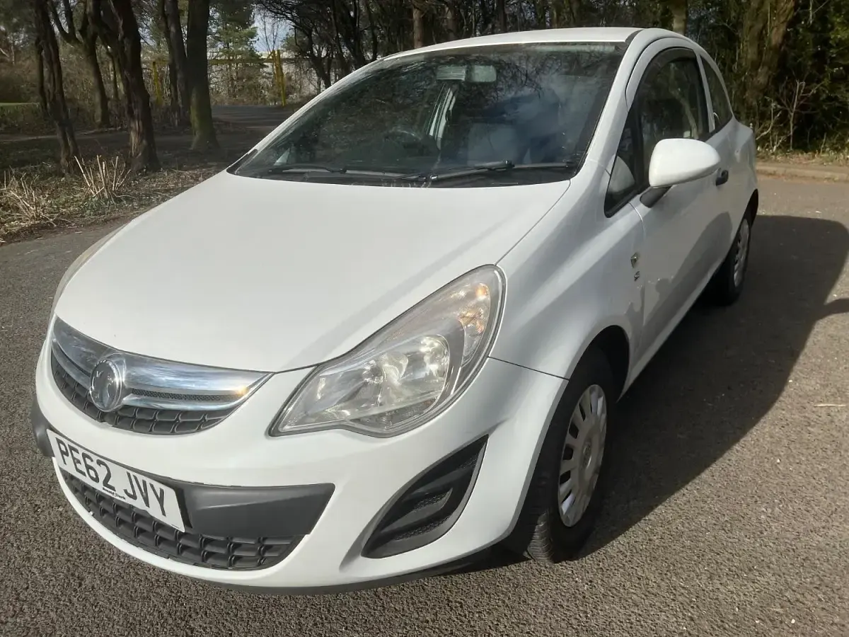 Used Vauxhall Corsa S 65 HP (47 kW) 2012 White Hatchback