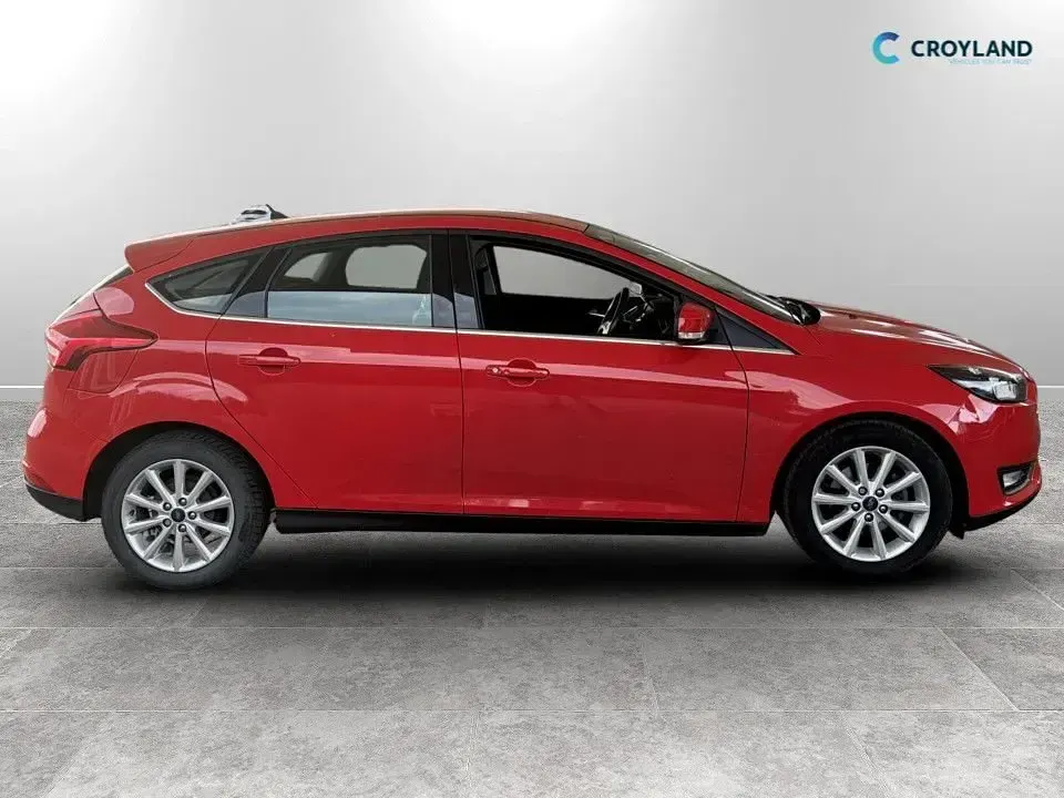 Used Ford Focus Titanium 125 HP (91 kW) 2017 Red Hatchback