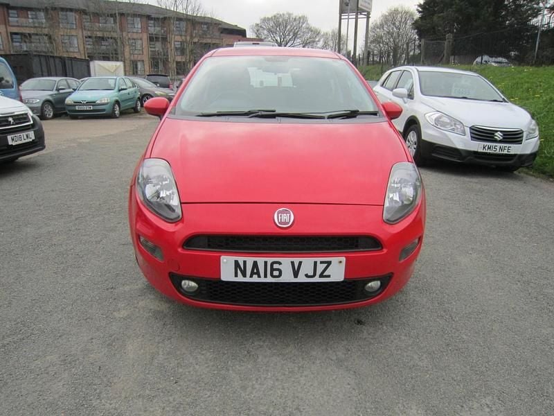Used Fiat Punto Easy Plus 69 HP (50 kW) 2016 Red Hatchback
