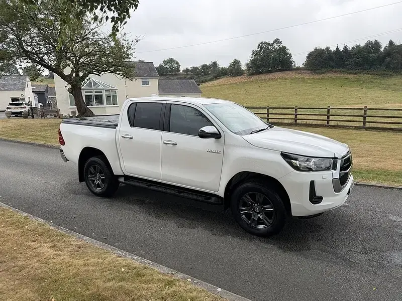 Used Toyota HiLux 150 HP (110 kW) 2023 White Pickup