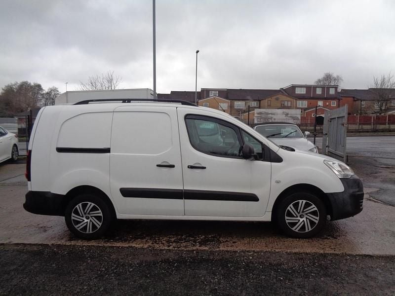 Used Citroën Berlingo 100 HP (73 kW) 2017 White MPV