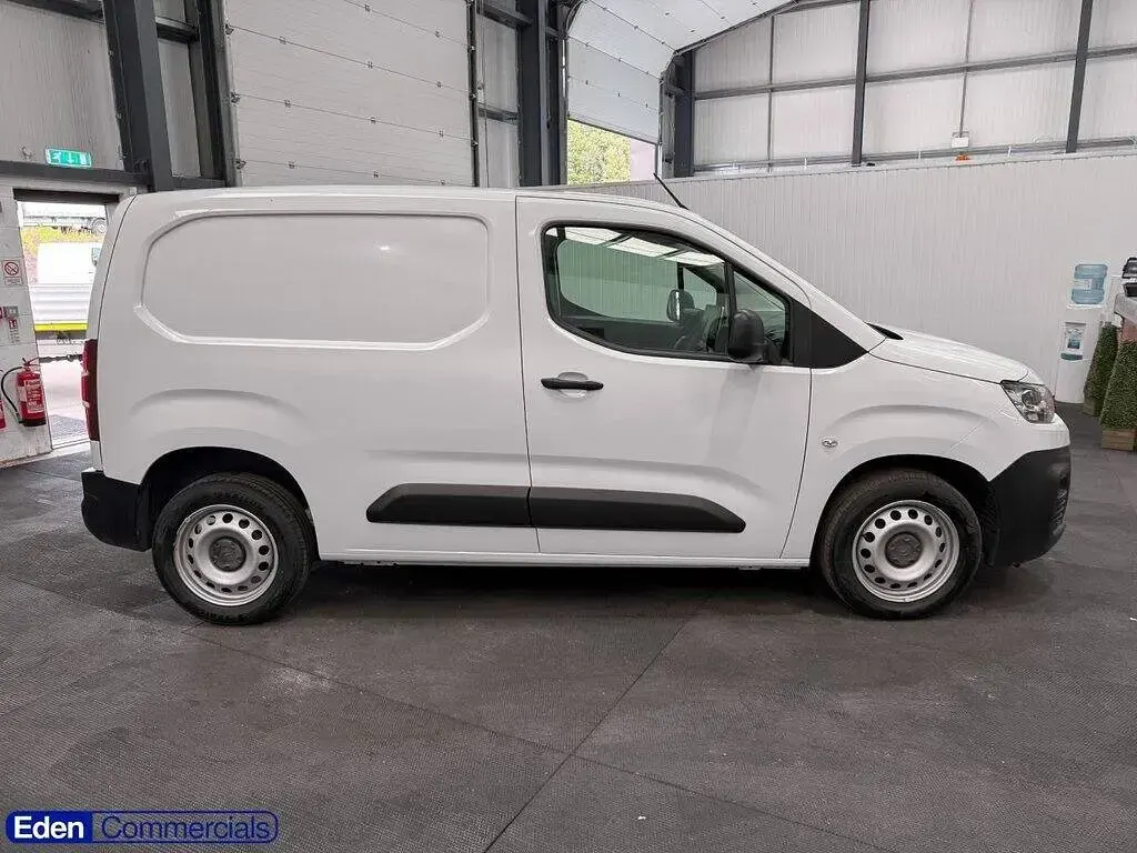 Used Citroën Berlingo 100 HP (73 kW) 2023 White MPV