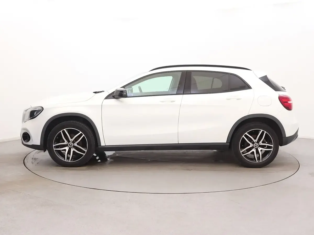 Used Mercedes GLA180 Urban 122 HP (89 kW) 2019 White SUV
