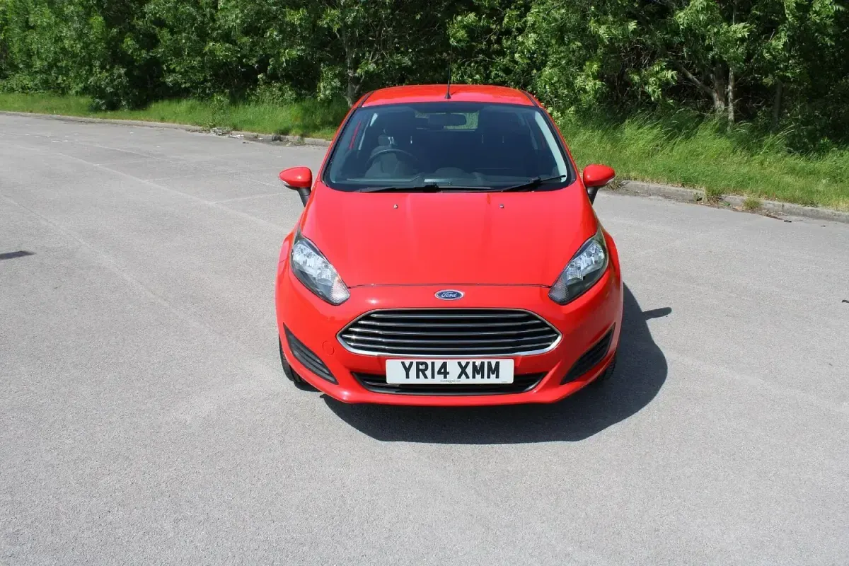 Usado Ford Fiesta Style 82 HP (60 kW) 2014 Vermelho Citadino