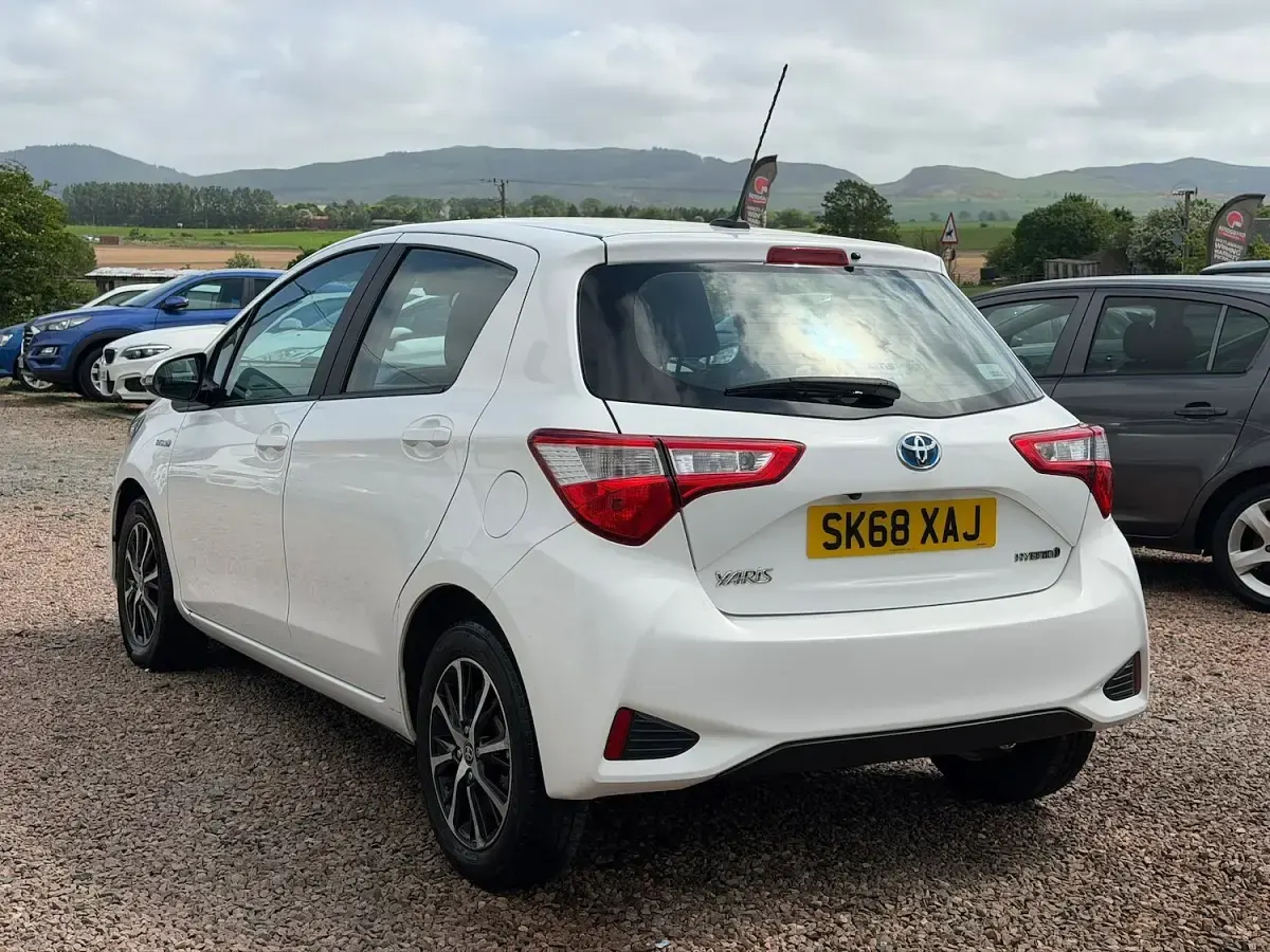 Used Toyota Yaris 100 HP (73 kW) 2018 White Hatchback