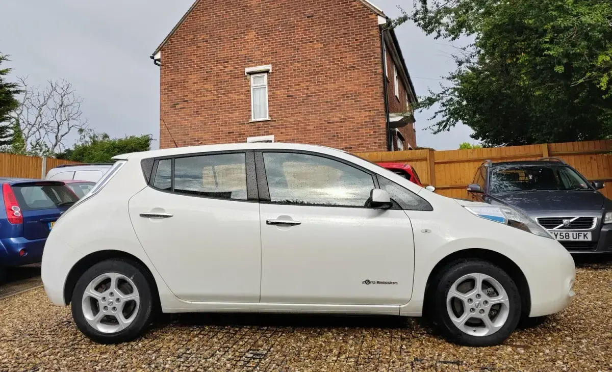 Used Nissan Leaf Acenta 80 kW (109 HP) 2017 White Hatchback