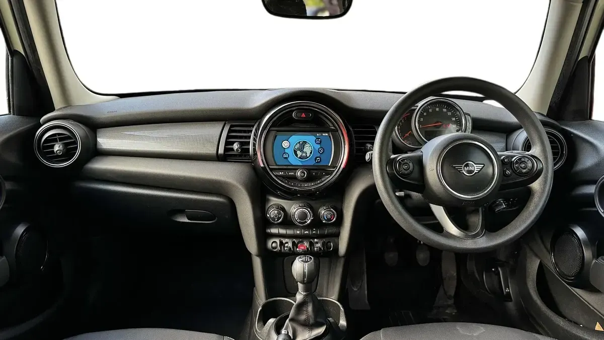 Usado Mini Cooper Classic 134 HP (98 kW) 2019 Branco Citadino