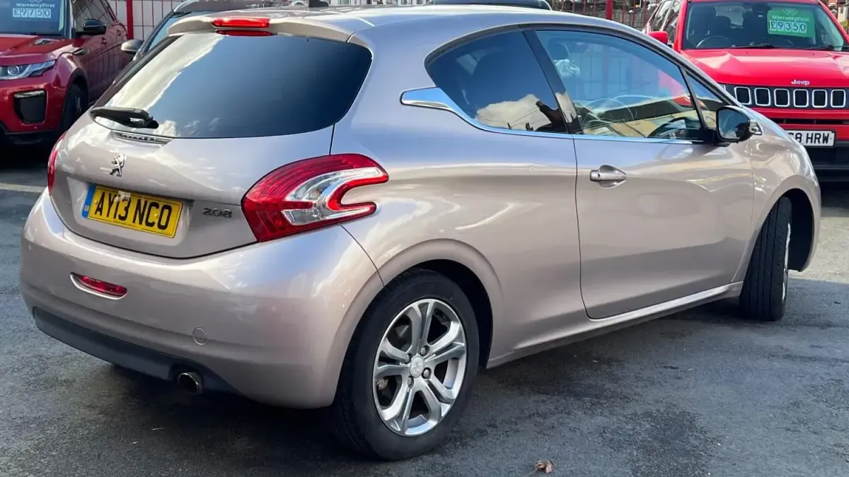 Second-hand Peugeot 208 Allure 2013 Roz Hatchback