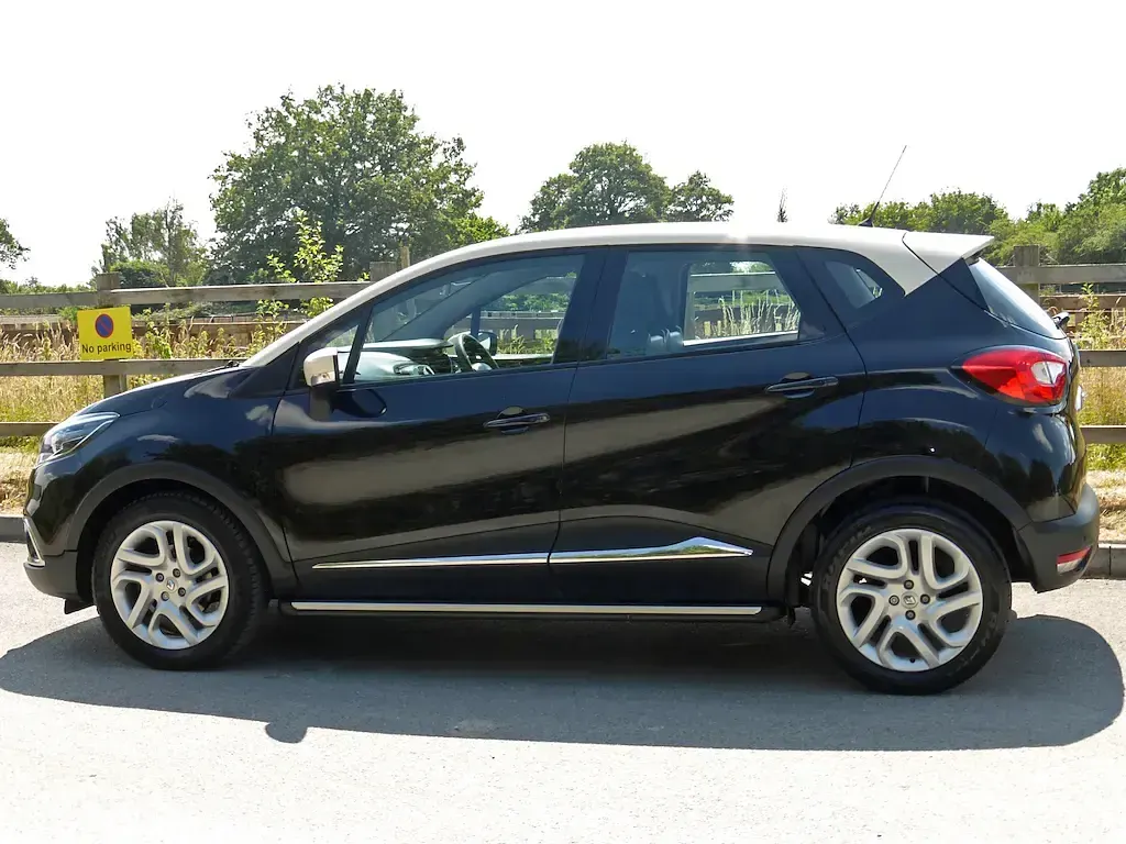 Used Renault Captur Dynamique 2016 Sapphire black metallic/cream roof SUV