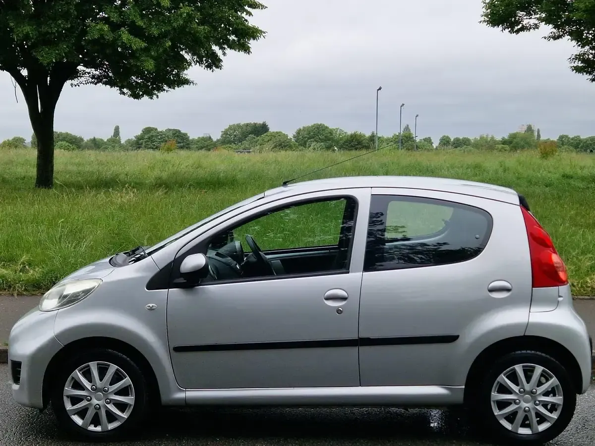 Used Peugeot 107 68 HP (50 kW) 2010 Silver Hatchback