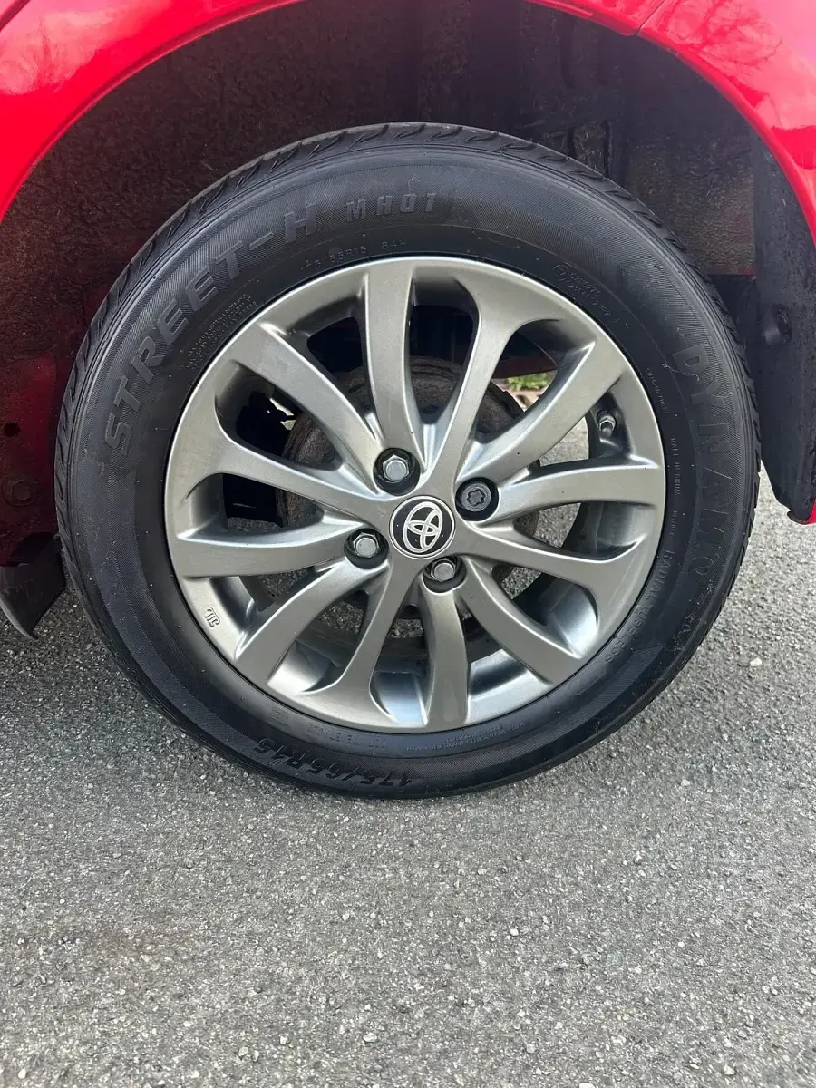 Used Toyota Yaris 99 HP (72 kW) 2016 Red Hatchback