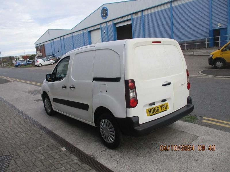 Used Peugeot Partner S 100 HP (73 kW) 2017 White MPV