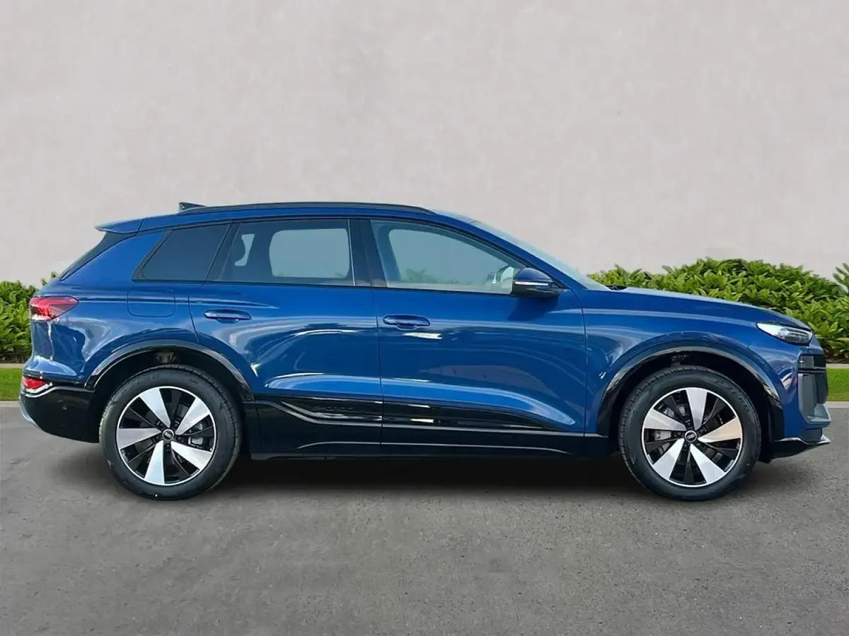 Begagnad Audi e-tron S-Line 284 kW (387 HK) 2025 Blå SUV