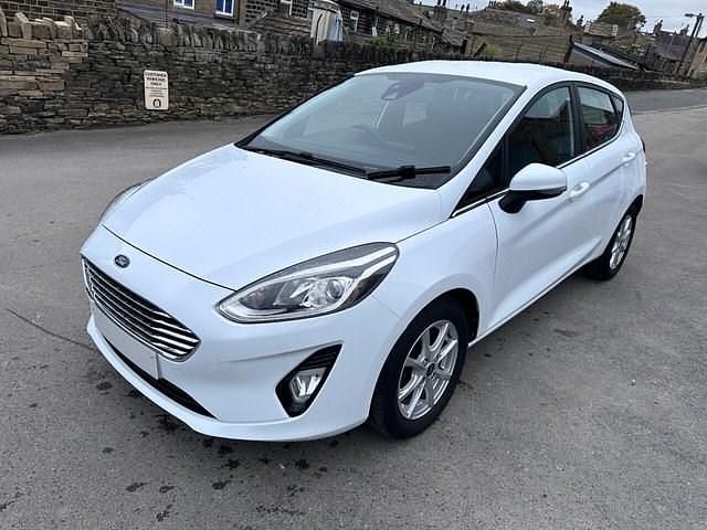 Used Ford Fiesta Zetec 100 HP (73 kW) 2017 White Hatchback