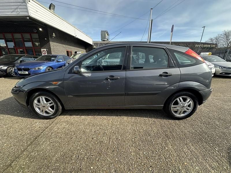 Usado Ford Focus Zetec 100 HP (73 kW) 2004 Cinzento Citadino