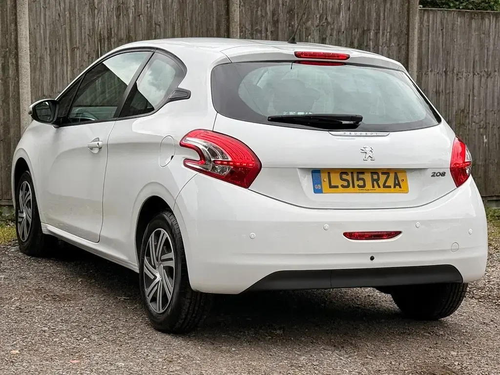 Used Peugeot 208 Access 68 HP (50 kW) 2015 White Hatchback