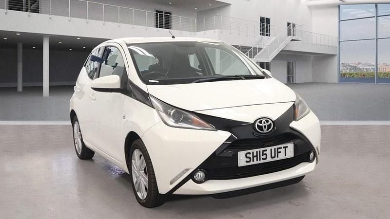 White Used 2015 Toyota Aygo x-press Hatchback | £5,995 (Fair price) - Image 1/4