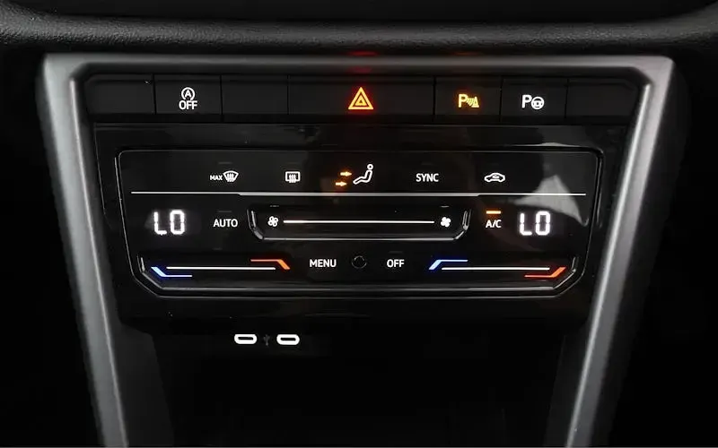 Used VW T-Roc Life 110 HP (80 kW) 2023 Black SUV