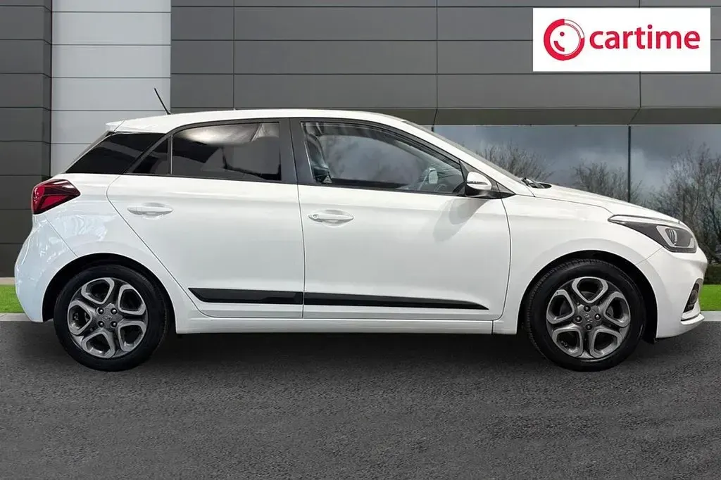 Used Hyundai i20 Premium 84 HP (61 kW) 2019 White Hatchback