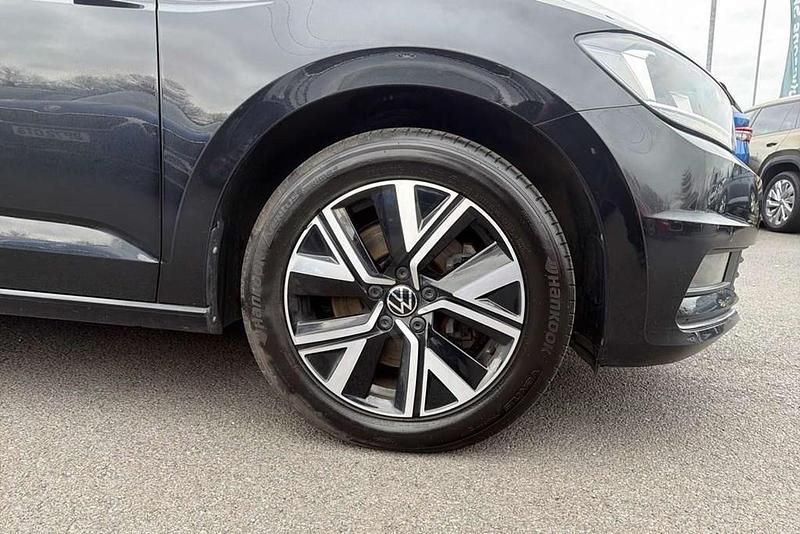 Used VW Touran SEL 150 HP (110 kW) 2022 Black MPV